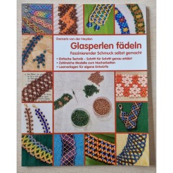 Glasperlen fädeln