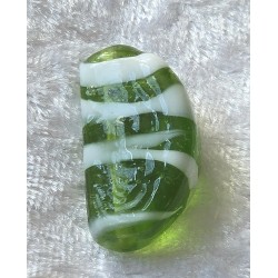 Glas Perle Nugget weiss/grün