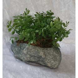 Kunstpflanze mit Stein
