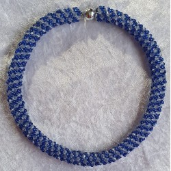 Gefädelte Halskette blau