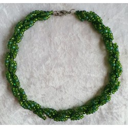 Gefädelte Halskette grün