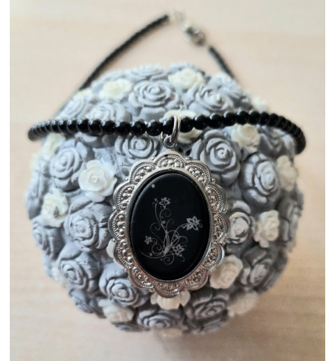 Kette mit Medaillon schwarz