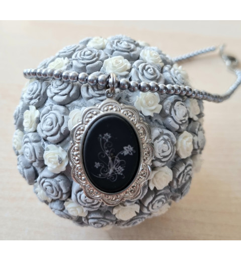 Kette mit Medaillon grau