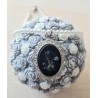 Kette mit Medaillon weiss