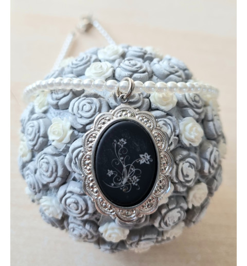Kette mit Medaillon weiss