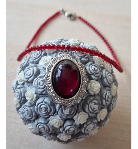 Kette mit Medaillon rot