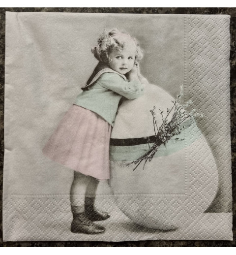 Serviette Mädchen mit Ei