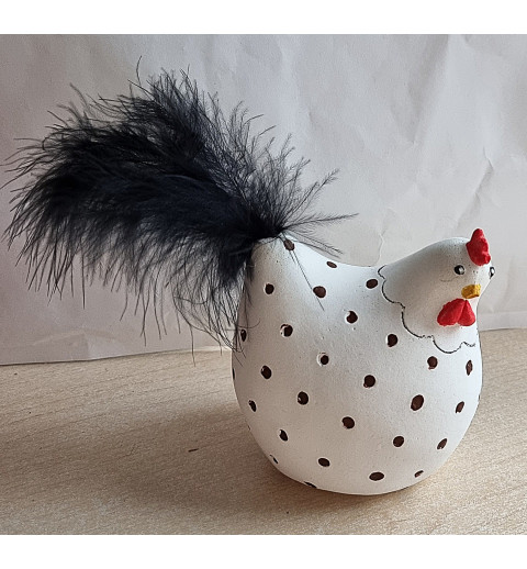 Beton Huhn mit braunen tupfen und schwarzem Schwanz