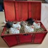 Beton Huhn mit braunen tupfen und schwarzem Schwanz