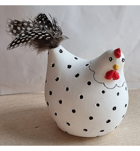 Beton Huhn mit schwarzen tupfen und braunem Schwanz