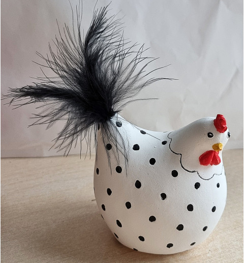 Beton Huhn mit schwarzen tupfen und schwarzem Schwanz