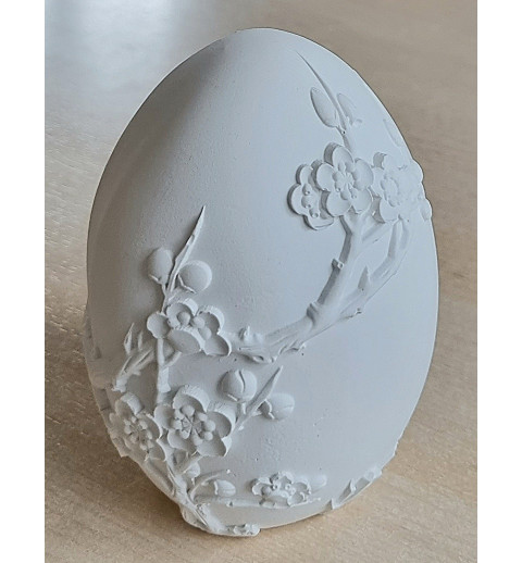 Beton Ei mit Blumen weiss