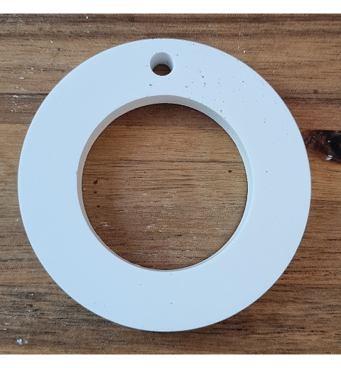 Beton Kreis mit Öffnung zum Hängen weiss