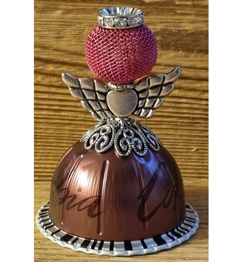 Engel aus Vertuo Kaffeekapseln magenta/pink