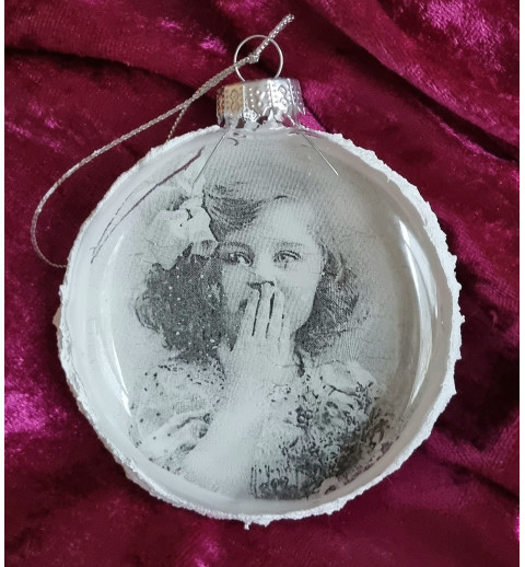 Glaskugel flach Nostalgie "Mädchen/Hand vor Mund "