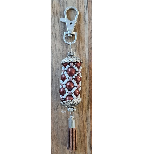 Handgefädelter Schlüsselanhänger braun/weiss//silber