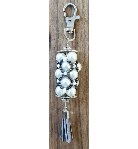Handgefädelter Schlüsselanhänger weiss/grau/silber