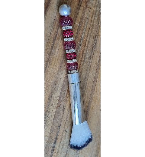 Kosmetik Pinsel gross und schräg   weinrot