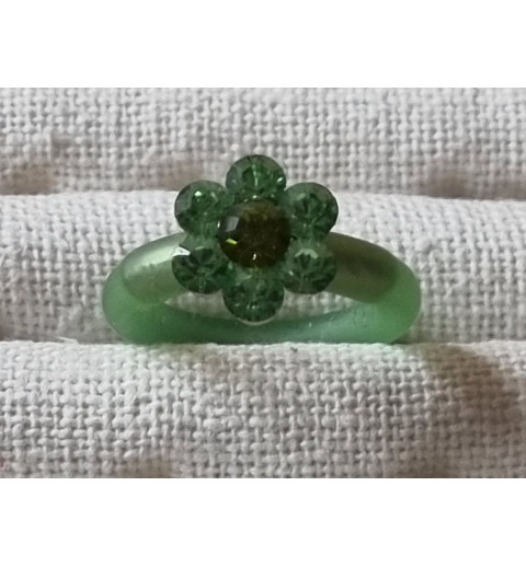 Ring mit Swarovski Steinen Blume hellgrün