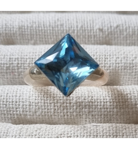 Ring mit Swarovski Steinen Quadrat türkis/transparent