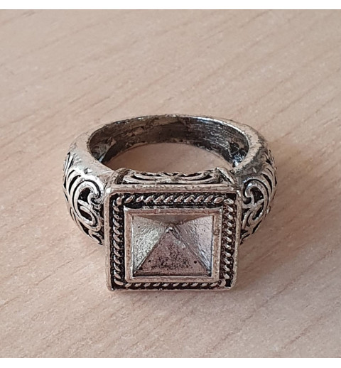 Ring mit Viereck