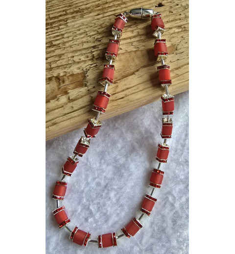 Kette mit Würfel-Perlen rot