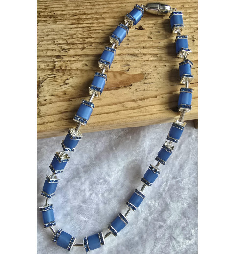 Kette mit Würfel-Perlen blau