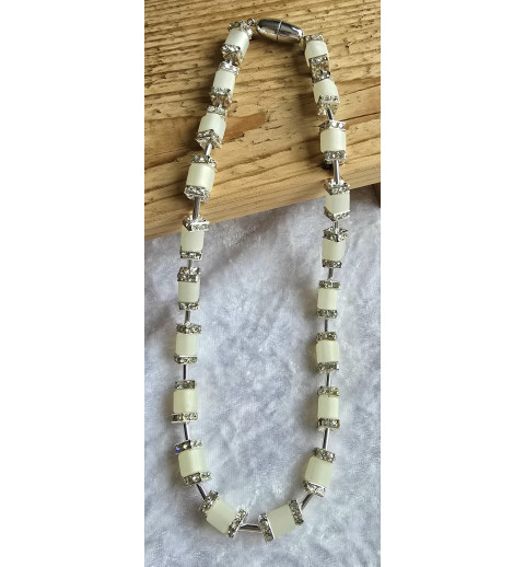 Kette mit Würfel-Perlen weiss
