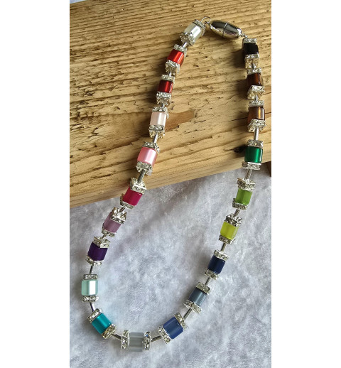 Kette mit Würfel-Perlen bunt