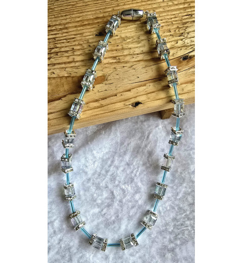 Kette mit Würfel-Perlen blau-transparent
