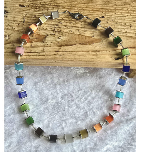 Kette mit Würfel-Perlen bunt
