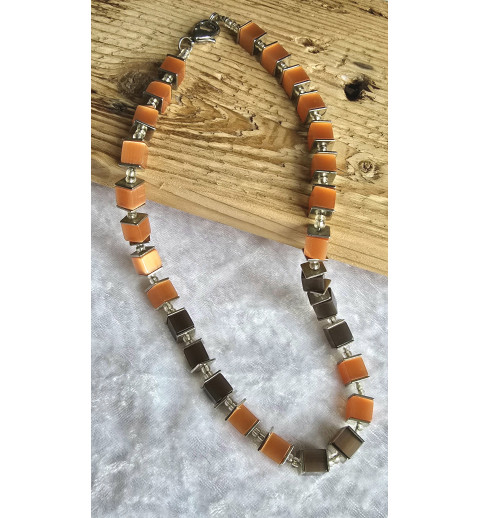 Kette mit Würfel-Perlen orange/braun