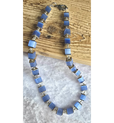 Kette mit Würfel-Perlen hellblau