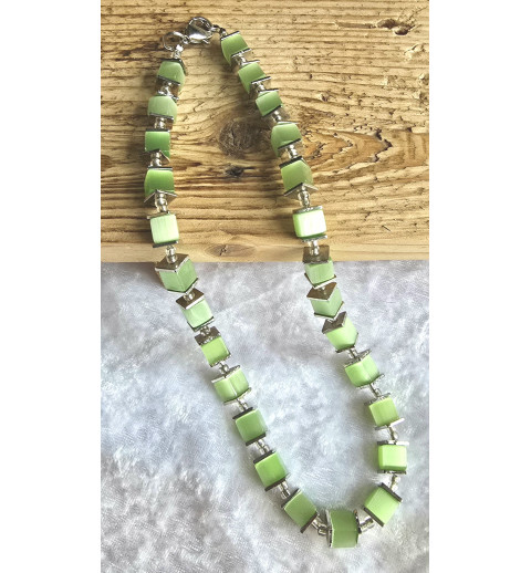 Kette mit Würfel-Perlen hellgrün