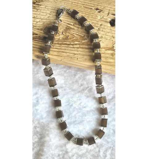 Kette mit Würfel-Perlen braun