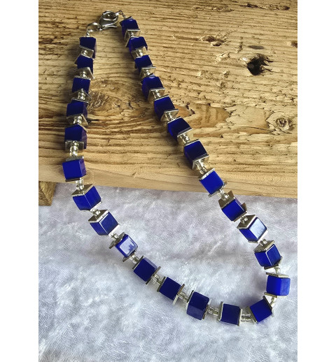 Kette mit Würfel-Perlen blau