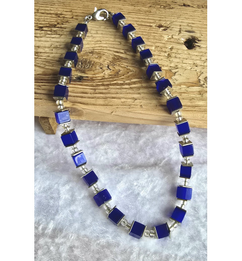 Kette mit Würfel-Perlen blau