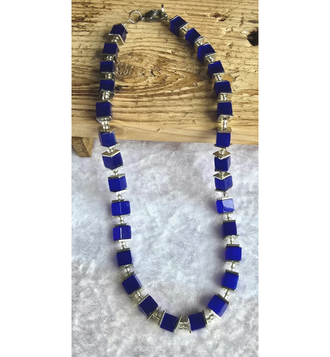 Kette mit Würfel-Perlen blau