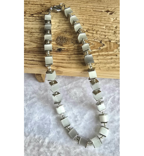 Kette mit Würfel-Perlen weiss-grau