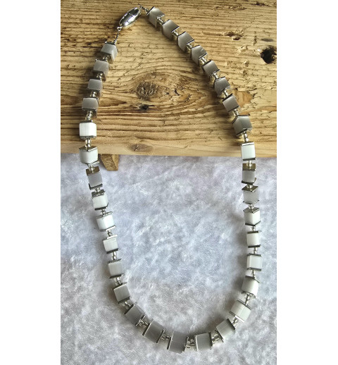 Kette mit Würfel-Perlen weiss-grau