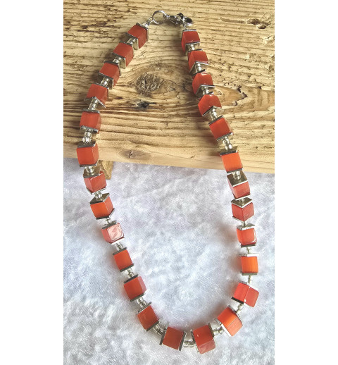 Kette mit Würfel-Perlen hellrot