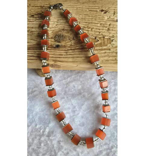 Kette mit Würfel-Perlen hellrot
