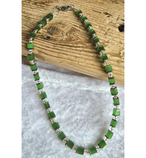 Kette mit Würfel-Perlen grün