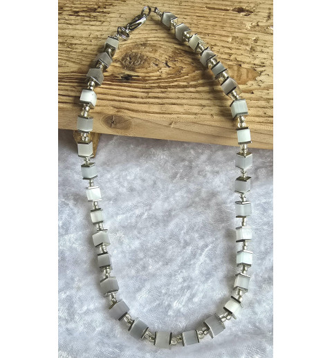 Kette mit Würfel-Perlen weiss-grau