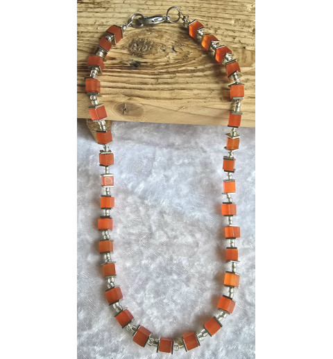 Kette mit Würfel-Perlen hellrot