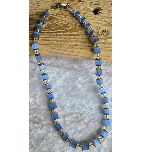 Kette mit Würfel-Perlen hellblau