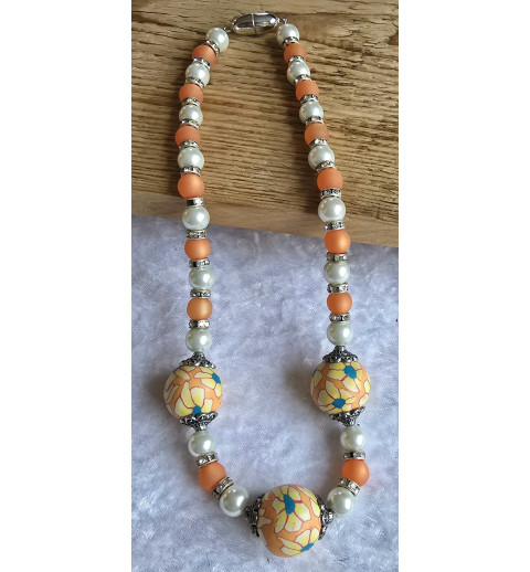 Kette mit verschiedenen Perlen orange/weiss
