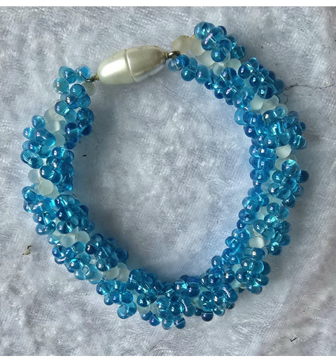 Gefädeltes Armband türkis