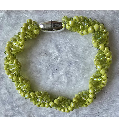 Gefädeltes Armband hellgrün