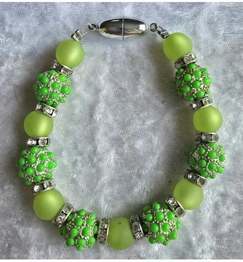 Armband mit verschiedenen Perlen hellgrün